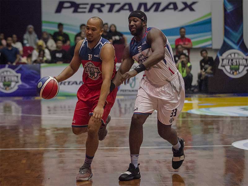 Pebasket IBL All Star Divisi Merah, Wisnu Arki Dikania (kiri) berusaha melewati hadangan pebasket IBL All Star Divisi Putih, Kore White (kanan) 