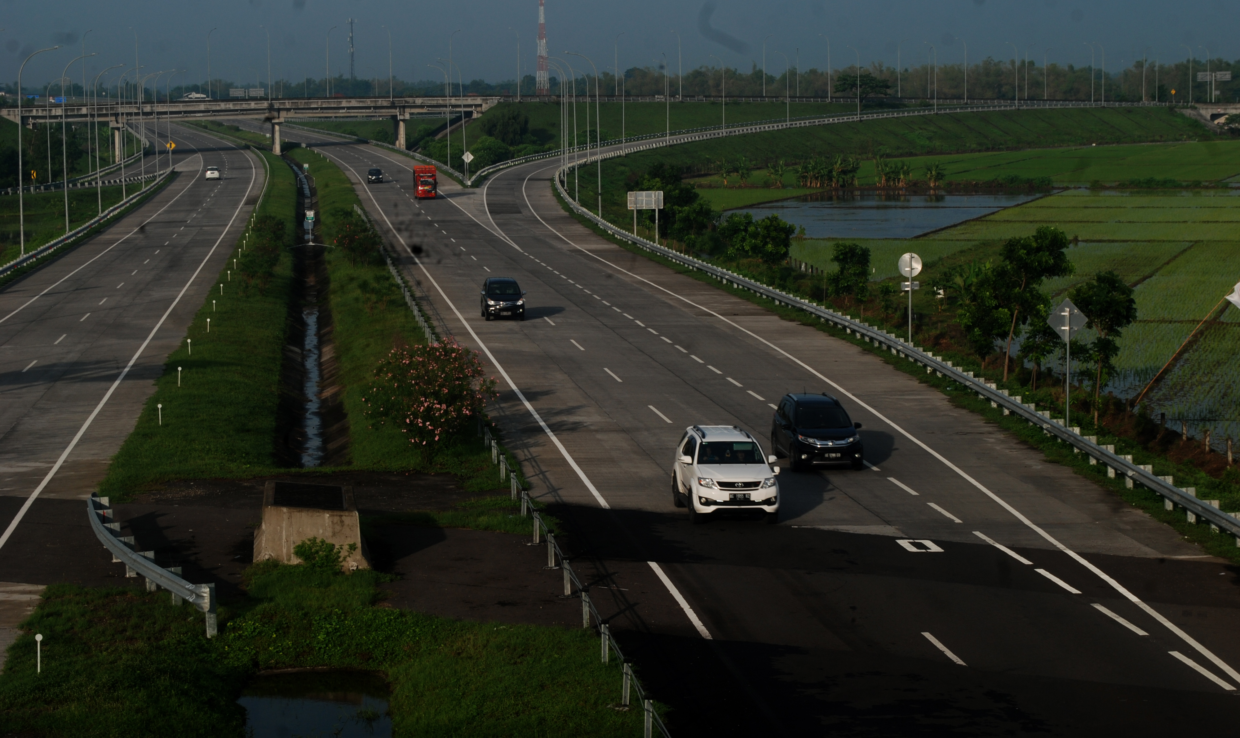 Mobil melintas di jalan tol Jombang-Mojokerto (JOMO) Desa Tampingmojo, Kecamatan Tembelang, Kabupaten Jombang, Jawa Timur, Senin (21/1).