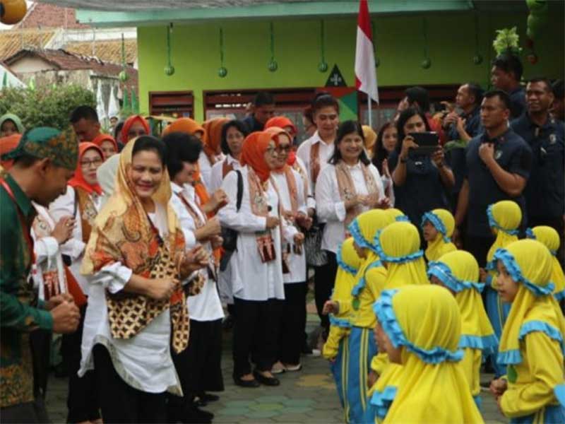 Ibu Negara Iriana Joko Widodo beserta Ibu Mufidah Jusuf Kalla dan anggota Organisasi Aksi Solidaritas Era Kabinet Kerja (OASE-KK) melakukan senam bersama di PAUD Muslimat Khodijah 157, Rogojampi Banyuwangi pada Senin (28/1) 