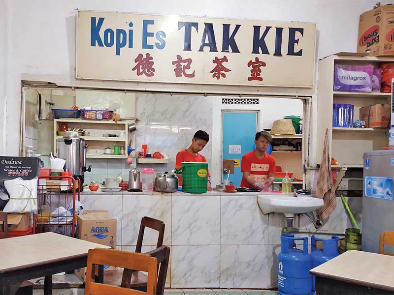 Kopi Es Tak Kie yang berdiri sejak 1927 masih digemari hingga kini