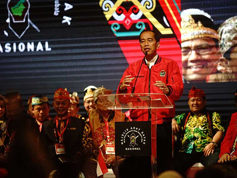 Capres nomor urut 01 Joko Widodo berbicara saat silahturahmi nasional masyarakat Dayak di Jakarta, Sabtu (26/1/19)