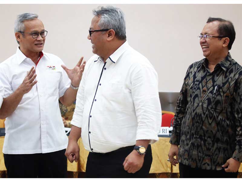 BAHAS DEBAT CAPRES: Ketua KPU Arief Budiman (tengah) berbincang dengan Direktur Program Tim Kampanye Nasional (TKN) Joko Widodo- Ma’ruf Amin, Aria Bima (kiri) dan Wakil Ketua Badan Pemenangan Nasional (BPN) Prabowo Subianto- Sandiaga Uno, Priyo Budi Santos