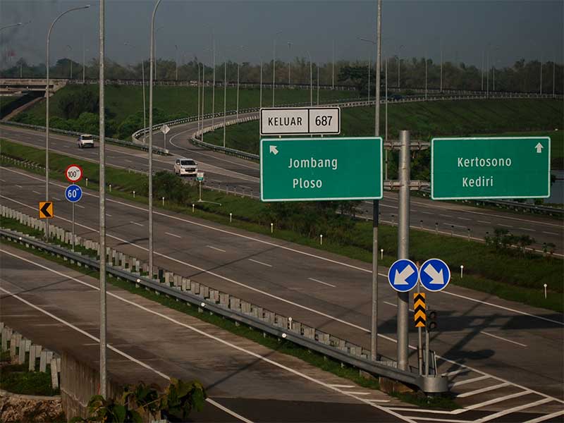 Mobil melintas di jalan tol Jombang-Mojokerto (JOMO) Desa Tampingmojo, Kecamatan Tembelang, Kabupaten Jombang, Jawa Timur, Senin (21/1/2019). 