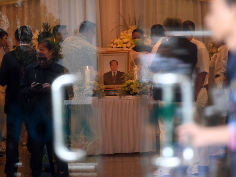 Kerabat memberikan penghormatan terakhir kepada Pendiri Sinar Mas Group Eka Tjipta Widjaja di Rumah Duka Sentosa RSPAD, Jakarta, Minggu (27/1/2019). Salah satu orang terkaya di Indonesia itu meninggal pada usia 97 tahun