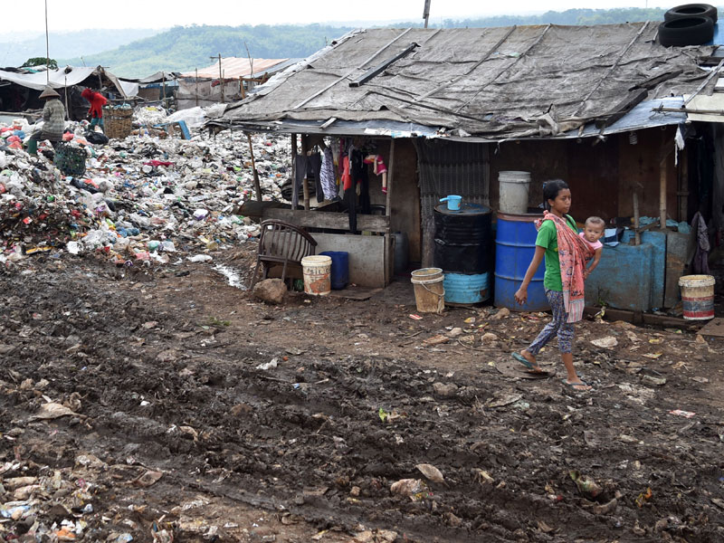 Warga melintas di Tempat Pembuangan Akhir (TPA) Jatibarang, Semarang, Jawa Tengah, Kamis (10/1/2019). Menteri Sosial Agus Gumiwang Kartasasmita optimis angka kemiskinan di Indonesia dapat turun dibawah 9,5 persen pada tahun 2019 melalui upaya sejumlah prog