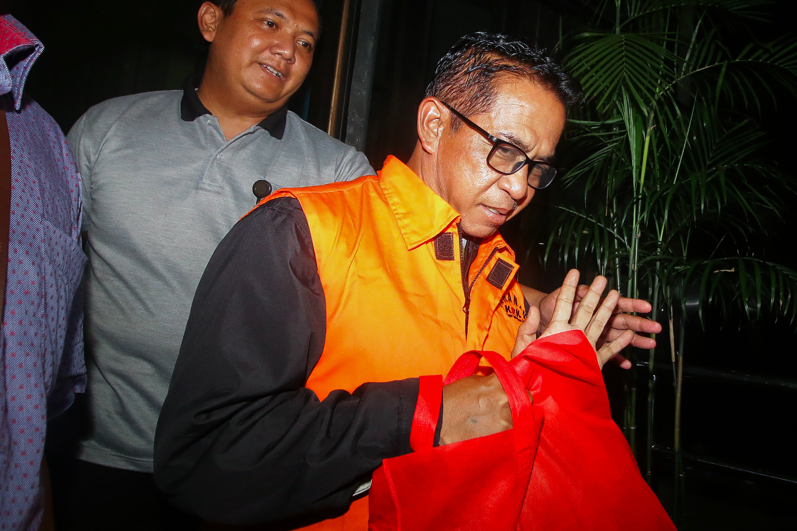 Bupati Mesuji Khamami mengenakan rompi tahanan seusai menjalani pemeriksaan terkait operasi tangkap tangan (OTT) kasus dugaan korupsi proyek infrastruktur di Dinas PUPR Kabupaten Mesuji di Gedung KPK, Jakarta, Jumat (25/1)