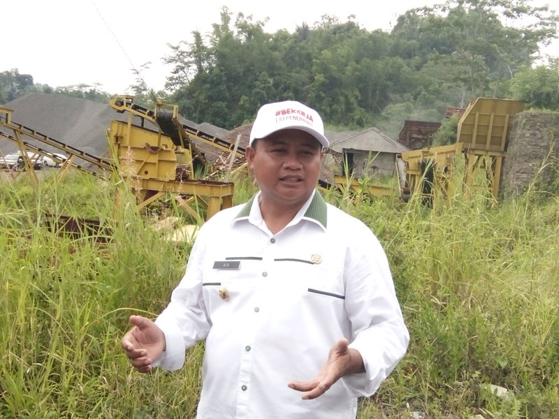 Wakil Gubernur Jawa Barat, Uu Ruzhanul Ulum melakukan inspeksi mendadak (Sidak) terhadap puluhan pertambangan galian C ilegal dan legal berada di Jalan Mangkubumi-Indihiang (Mangin) Kota Tasikmalaya.