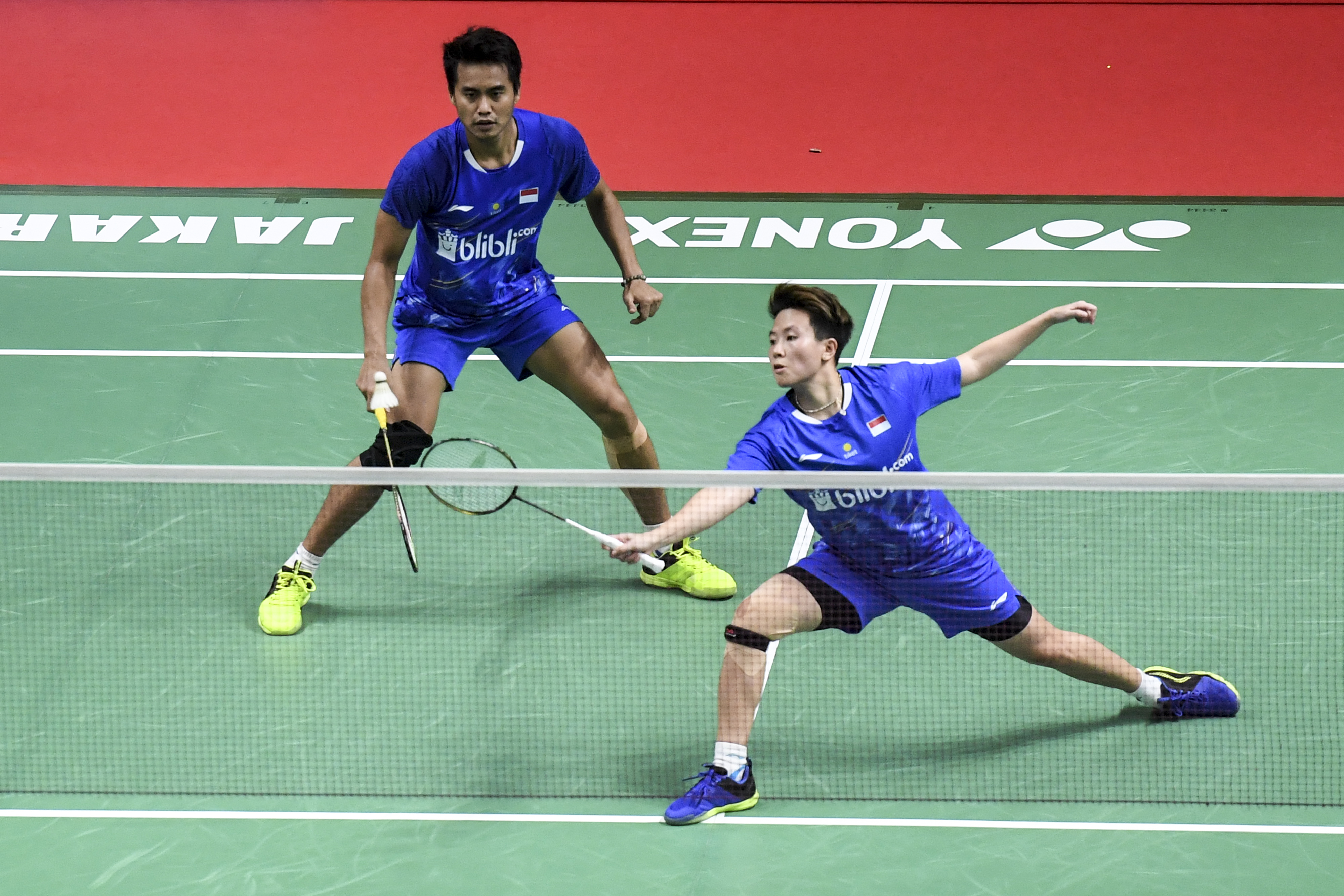 Ganda campuran Indonesia Liliyana Natsir (kanan) dan Tontowi Ahmad berusaha mengembalikan kok ke ganda campuran Malaysia Chan Peng Soon dan Goh Liu Ying saat pertandingan semifinal Daihatsu Indonesia Masters 2019 di Istora Senayan, Jakarta, Sabtu (26/1/201