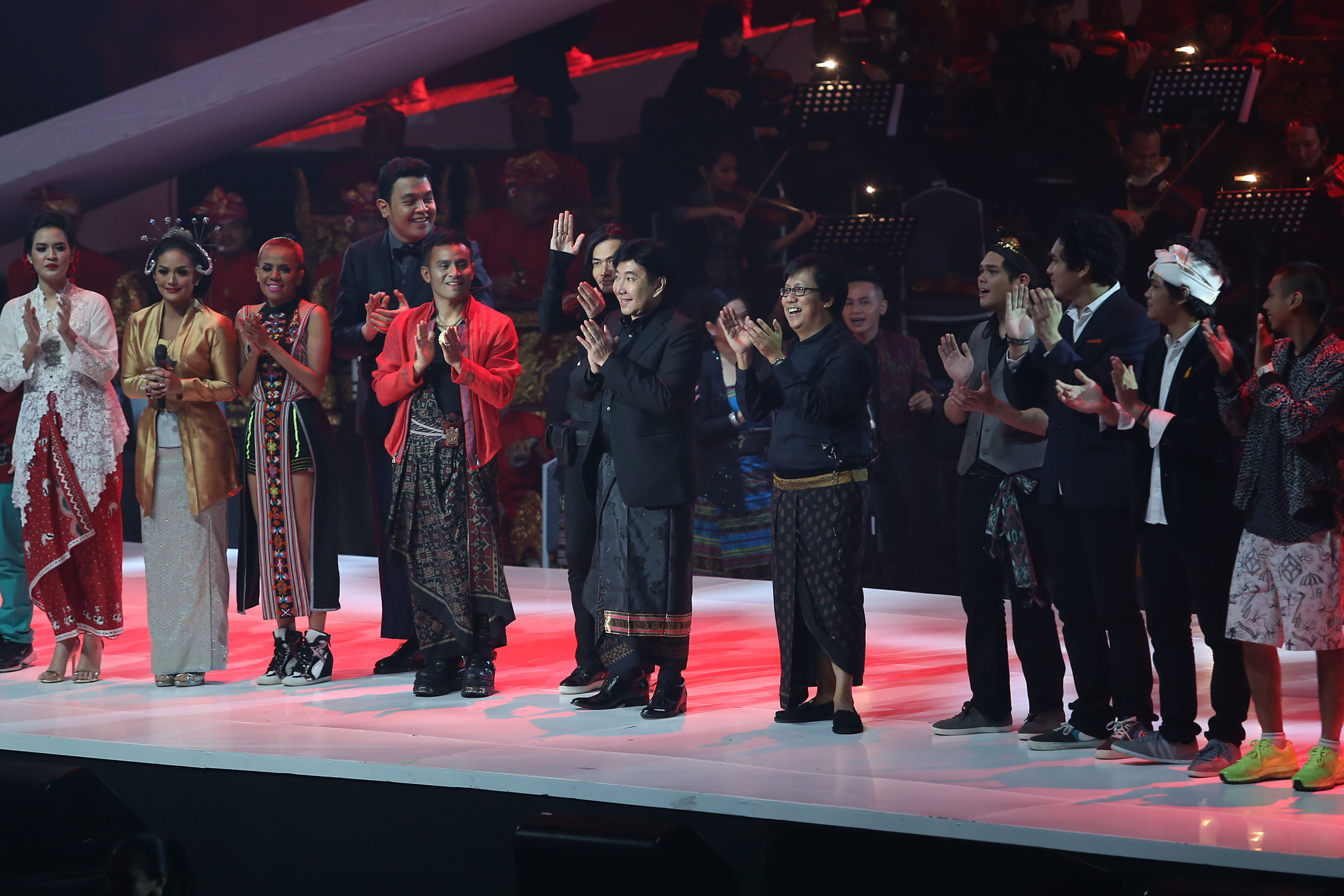Suasana saat konser Erwin Gutawa Orchestra berjudul Satu Indonesia Salute To Guruh Soekarno Putra, di JCC Jakarta, 2014.