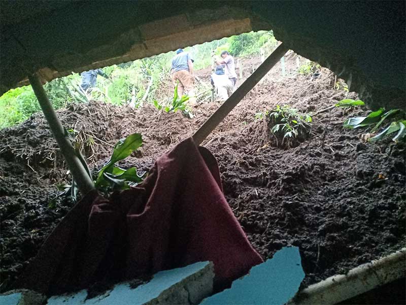 Warga memasang cecuruk bambu di sekitar tebing yang longsor di Kampung Andir, Desa Gudang Kahuripan, Kecamatan Lembang, Kabupaten Bandung Barat, Senin (14/1). 