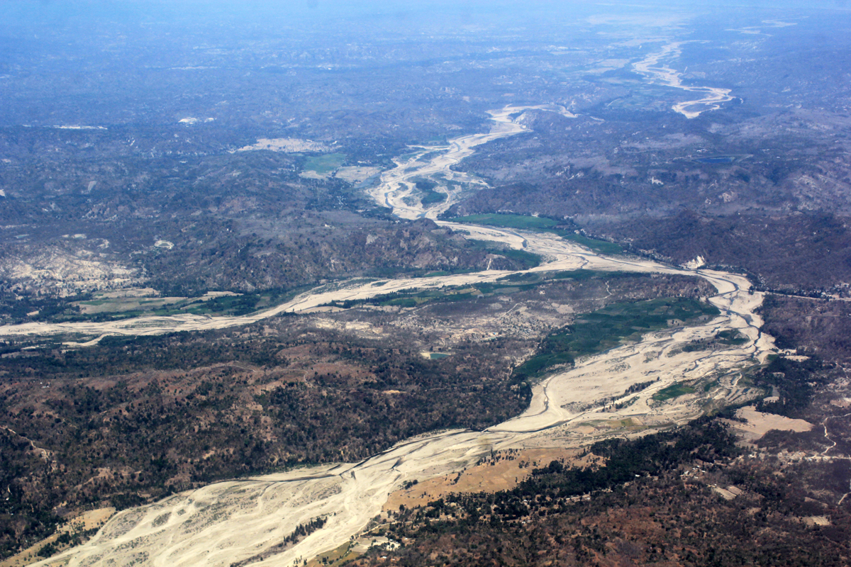  Sungai di antara wilayah Kabupaten Timor Tengah Selatan dan Kabupaten Kupang, Nusa Tenggara Timur (NTT) terlihat mengering akibat kemarau yang mengakibatkan sumber-sumber air mengering, beberapa waktu lalu. 