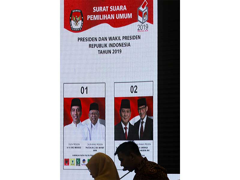 Petugas KPU menyiapkan peralatan untuk acara Validasi dan Persetujuan Surat Suara Anggota DPR, Presiden dan Wakil Presiden di kantor Pusat KPU, Jakarta, Jumat (4/1/2019). 