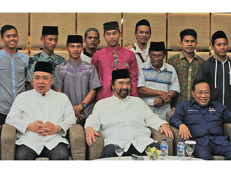 BERTEMU ULAMA DI PADANG: Ketua Umum Partai NasDem Surya Paloh didampingi Bendahara Umum Ahmad H Ali (kiri) dan Ketua DPW NasDem Sumatra Barat Malkan Amin (kanan) sebelum memberikan pemaparan soal agama, kebangsaan, dan jiwa nasionalisme dalam pertemuan den