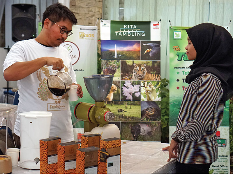 Barista Tambling Coff ee meracik kopi di stand Artha Graha pada Festival Kopi Nusantara 2019 di Gedung Media Group, Kedoya, Kamis (24/01).