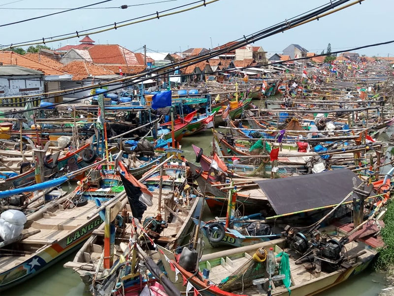 deretan kapal nelayan bersandar di muara sungai di Desa Gebangmekar, Kecamatan Gebang, Kabupaten Cirebon. Angin kencang yang bertiup saat ini, oleh nelayan dikenal sebagai musim baratan, membuat nelayan dengan perahu kecil memarkirkan kapal mereka di muara