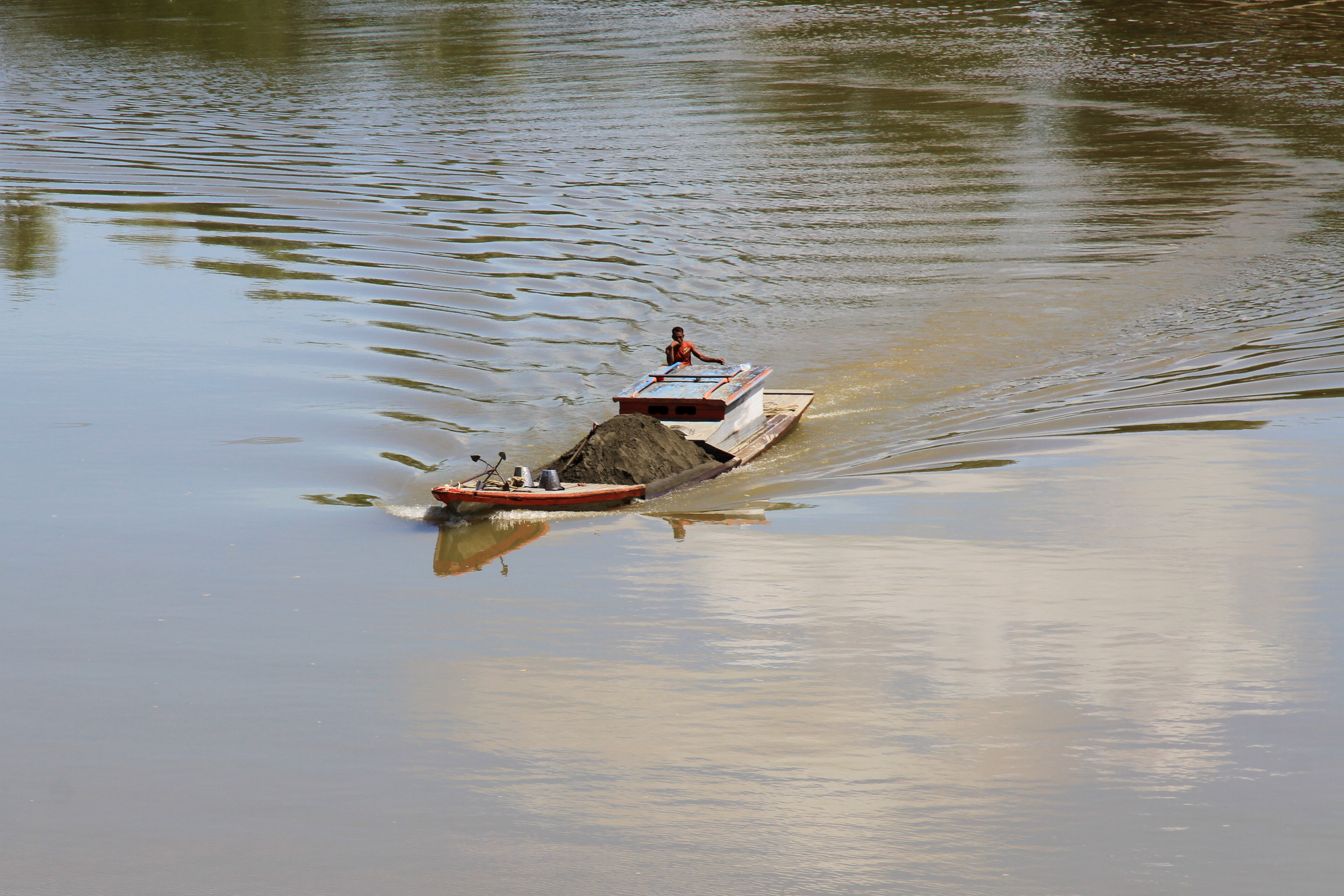 Penambang tradisional membawa pasir dengan perahunya di aliran sungai Desa Pasi Masjid, Meureubo, Aceh Barat, Aceh, Rabu (23/1). 