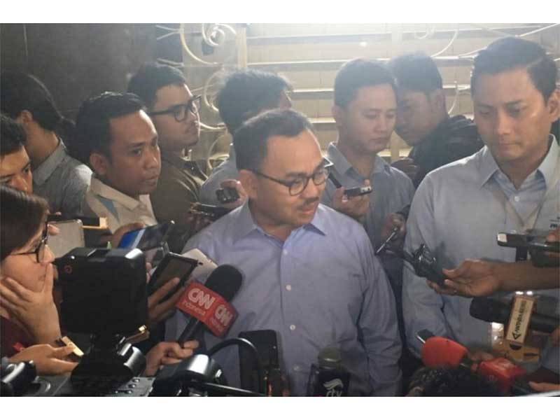 Bendahara Umum BPN Prabowo-Sandiaga, Thomas Djiwandono (Kanan) dan Direktur Juru Debat BPN Prabowo-Sandiaga, Sudirman Said (kiri) memberikan pernyataan pers setelah menyampaikan Laporan Penerimaan Sumbangan Dana Kampanye (LPSDK) di Kantor KPU RI, Jakarta, 