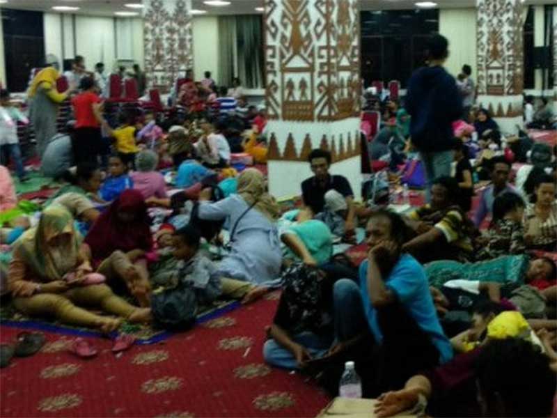 Sejumlah warga yang tinggal di Pesisir Teluk Lampung. Kota Bandarlampung masih berdatangan ke kantor Gubernur Lampung untuk mengungsi, Ahad (23/12/2018). 