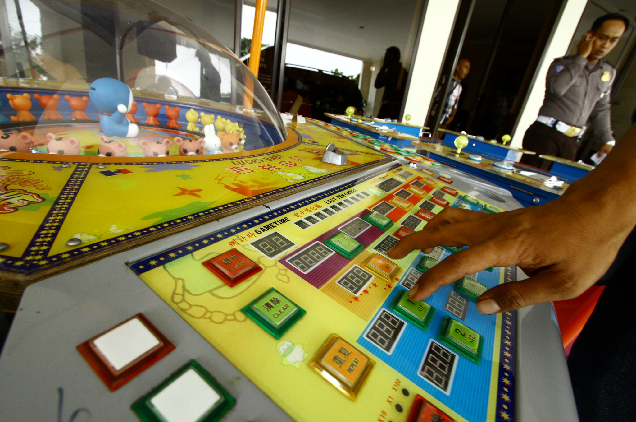 ilustrasi --  Sejumlah barang bukti mesin ketangkasan yang terkait praktek perjudian.