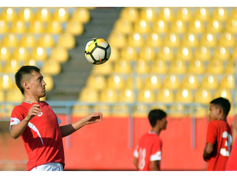 Pesepak bola asal Uzbekistan Shukurali Pulatov (kiri) mengikuti latihan bersama tim Semen Padang FC di Stadion GOR H Agus Salim, Padang, Sumatera Barat, Senin (14/1/2019). 