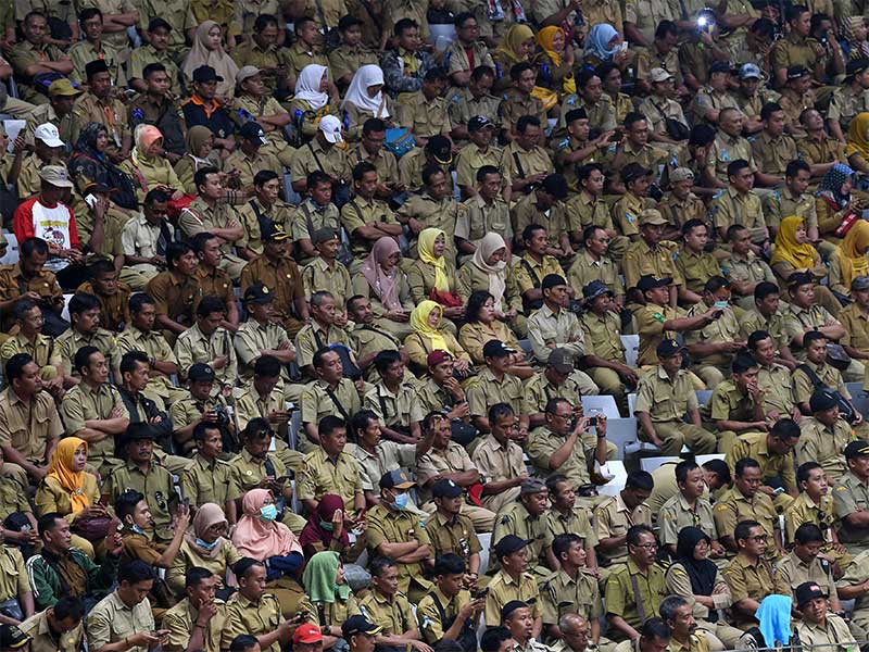 Perangkat desa yang tergabung dalam Persatuan Perangkat Desa Indonesia mendengarkan sambutan Presiden Joko Widodo di Istora Senayan Jakarta, Senin (14/1/2019).