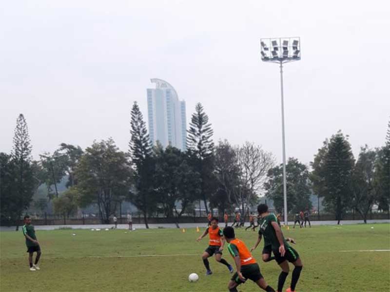 Para pemain tim nasional U-22 Indonesia menjalani latihan di lapangan sepak bola A Gelora Bung Karno, Jakarta, Senin (14/1), sebagai persiapan menuju Piala U-22 AFF tahun 2019. 