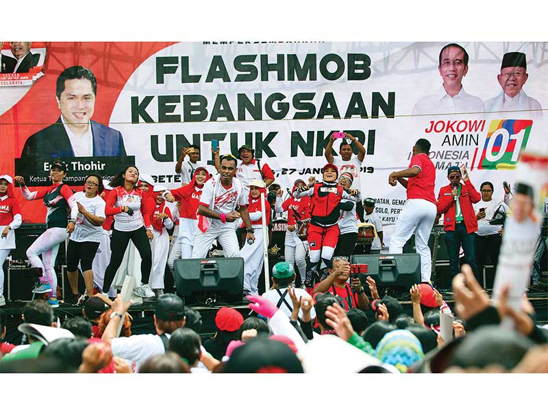 FLASHMOB KEBANGSAAN NKRI: Anggota Sekretariat Bersama (Sekber) Forum Relawan Jokowi-Amin Solo Raya mengikuti acara Flashmob Kebangsaan untuk NKRI di Benteng Vastenburg, Solo, Jawa Tengah, kemarin. Acara tersebut juga diisi dengan parade bendera merah putih