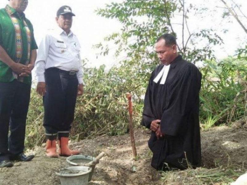 Tokoh Agama memimpin doa peletakan batu pertama pembangunan SPAM bantuan Kemen PUPR