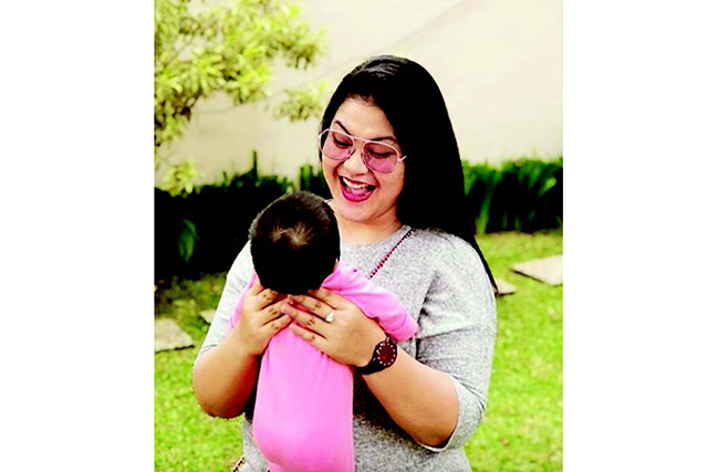 Kahiyang Ayu Pertama Kali Sebar Foto Anak