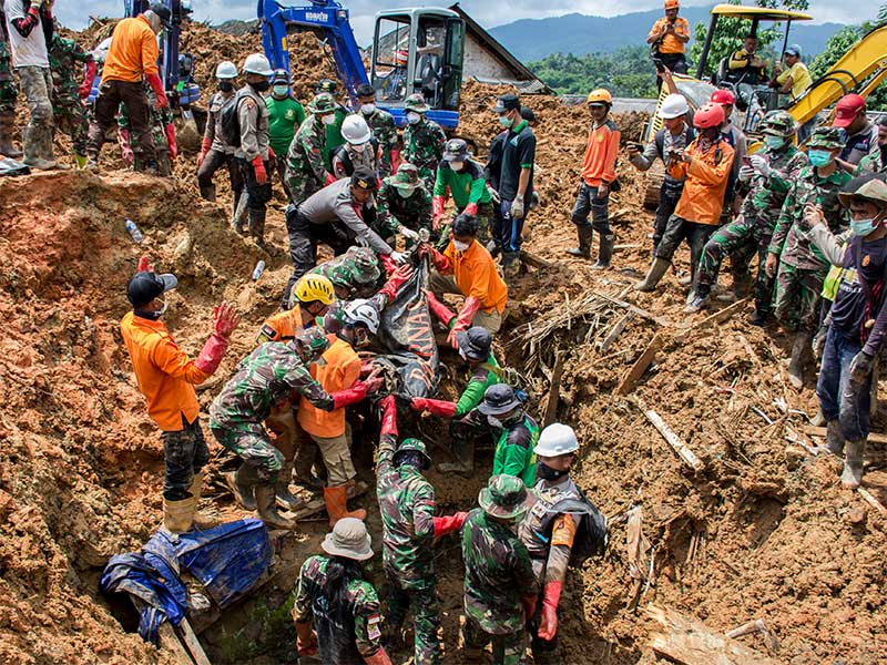  Petugas SAR gabungan mengangkat jenazah korban longsor yang tertimbun material tanah di Desa Sirnaresmi, Cisolok, Kabupaten Sukabumi, Jawa Barat, Sabtu (5/1/2019).