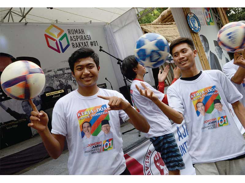 PRESTASI UNTUK NEGERI: Komunitas Freestyle Football Jakarta unjuk kebolehan dalam ajang prestasi Relawan Jokowi Bersatu (RJB) untuk negeri di Rumah Aspirasi Rakyat 01 di Jakarta, kemarin. Ajang prestasi tersebut digelar dengan menyelenggarakan sejumlah eve