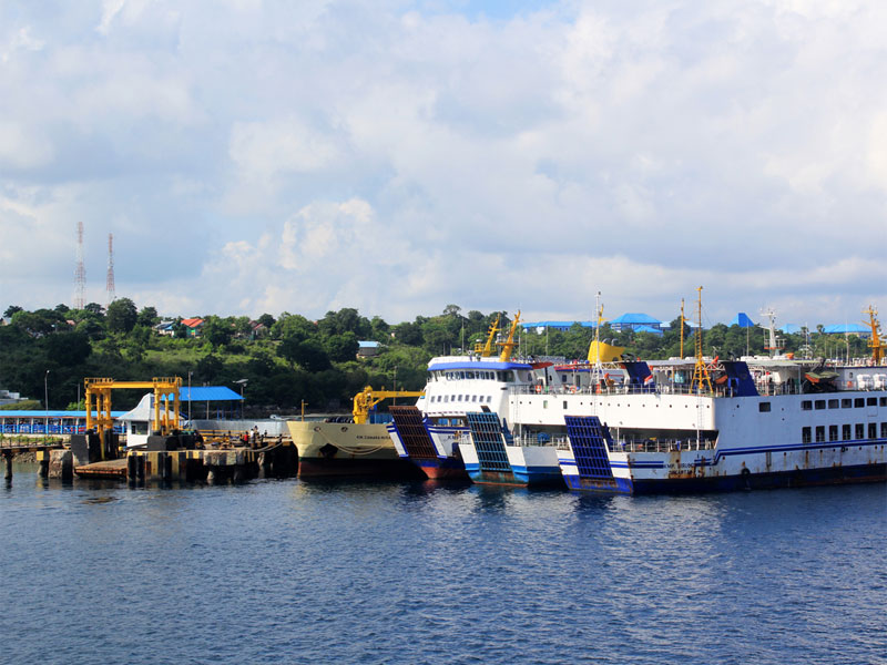 Sejumlah armada milik PT ASDP Indonesia Fery Cabang Kupang sandar di dermaga Pelabuhan Bolok, Kamis (24/1) pagi. ASDP Kupang menutup sementara beberapa rute pelayaran akibat cuaca buruk.