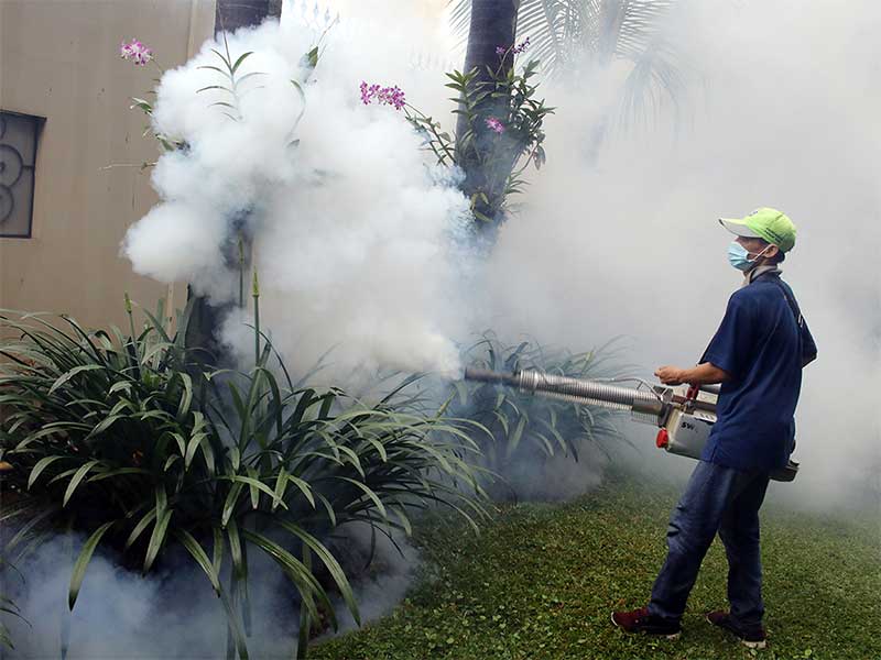 Petugas melakukan penyemprotan fogging di perumahan warga kawasan Pejaten Barat, Jakarta Selatan, Senin (21/1).