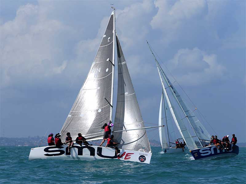  Sejumlah yacht berlomba dalam 