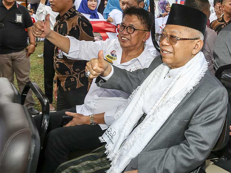Calon Wakil Presiden nomor urut 01 Ma'ruf Amin (kanan) bersama Ketua Tim Kampanye Daerah (TKD) Sumsel Jokowi-Ma'ruf Amin, Syahrial Oesman (kedua kanan) berpose saat peresmian posko TKD Provinsi Sumsel di Palembang, Sumatera Selatan, Kamis (10/1/2019). 