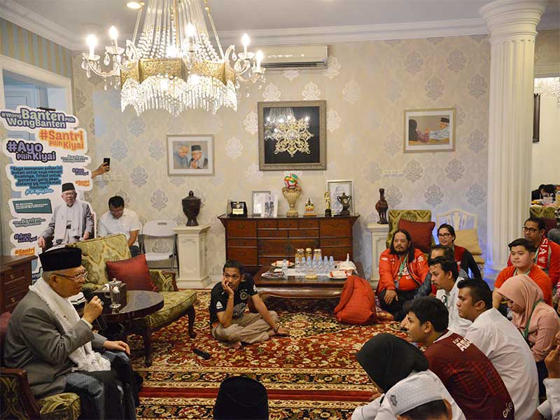 Calon wakil presiden nomor urut 01 Ma'ruf Amin (kelima dari kiri) berdiskusi terkait isu sepak bola nasional setelah menerima dukungan dari sejumlah kelompok pendukung klub sepak bola nasional di Rumah Situbondo, Jakarta, Minggu (6/1) 