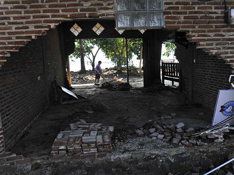 Warga korban gelombang tsunami Selat Sunda mengumpulkan puing-puing bangunan di kawasan Pantai Carita, Pandeglang, Banten, Minggu (6/1/2019).