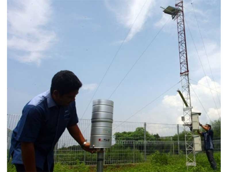 Observasi Cuaca Ekstrim Jabodetabek Petugas Badan Pengkajian dan Penerapan Teknologi (BPPT) mengamati curah hujan di alat Pengamatan cuaca otomatis yang ada di Puspiptek, Serpong, Tangerang Selatan, Banten, Selasa (19/1). BPPT bekerjasama dengan Badan Mete