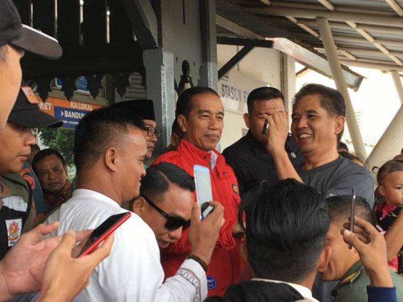 Presiden Joko Widodo dalam perjalanannya ke Garut untuk kunjungan kerja menyempatkan singgah di Stasiun Rancaekek untuk menyapa warga. 