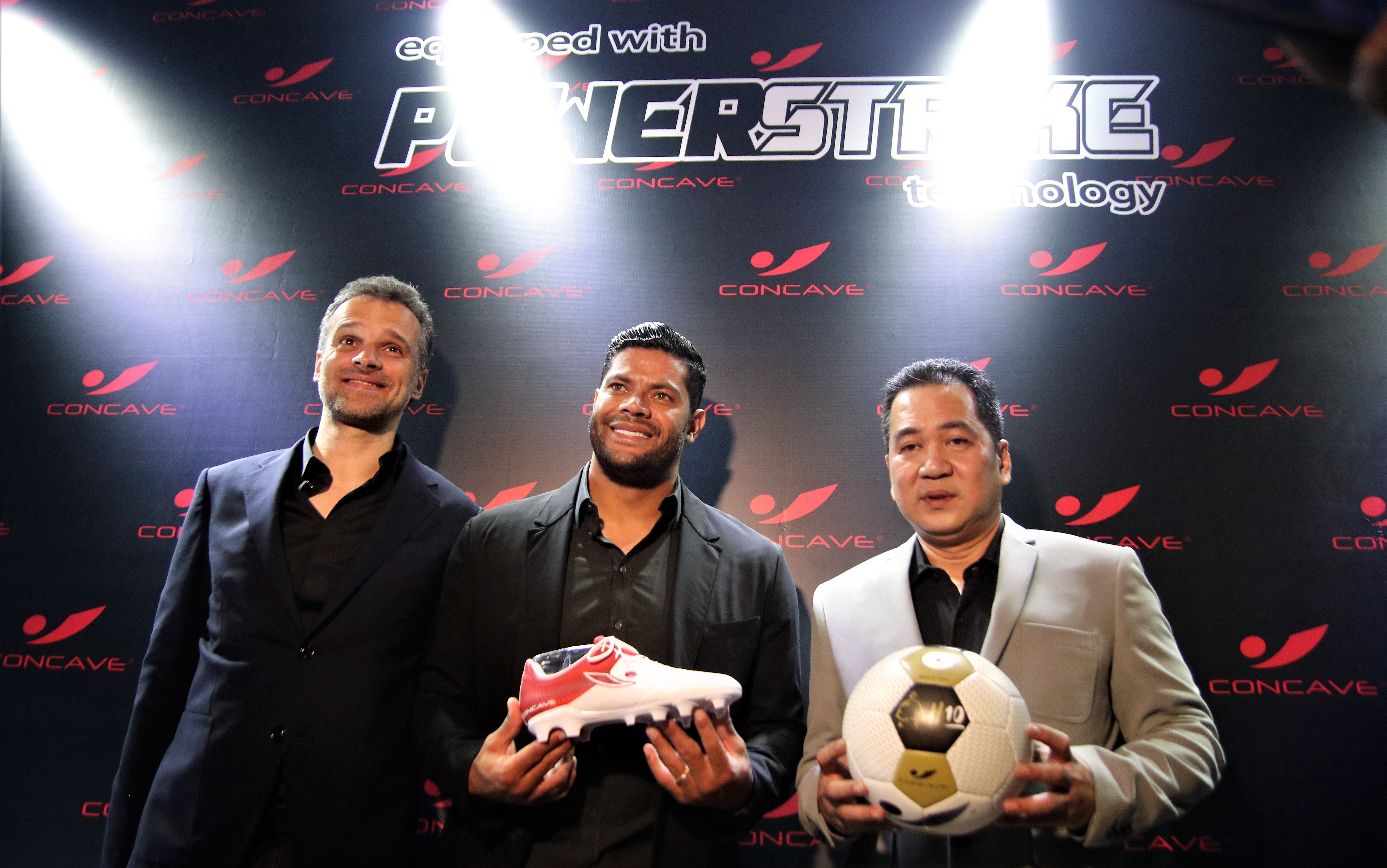 Concave, Sepatu Bola Berteknologi Powerstrike Hadir di Indonesia