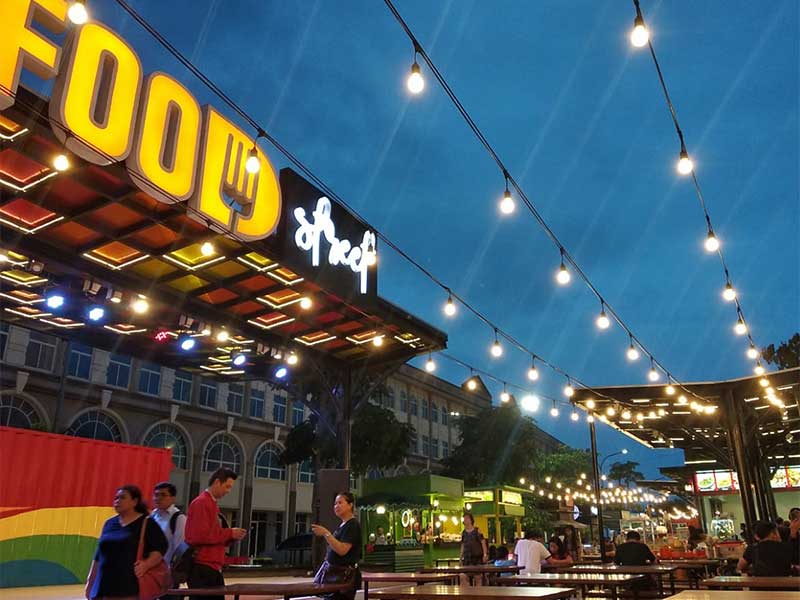 Pengunjung berada di area food court kawasan Pantai Maju atau Pulau D di Teluk Jakarta, Jakarta Utara, kemarin (24/01). Pengunjung menikmati aneka menu di food court Pantai Maju yang menawarkan makanan dan minuman tradisional hingga modern.