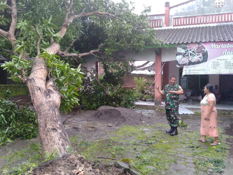 Puting Beliung Memporakporandakan Kawasan Sukoharjo Kota, Atap Pasar Ir Soekarno Jebol.