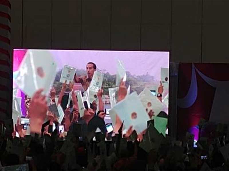 Presiden Joko Widodo membagikan sertifikat tanah