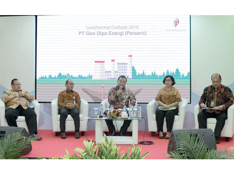 (Dari kiri) Dedi Syarief Usman (Direktur Kekayaan Negara Dipisahkan (DJKN) Kementerian Keuangan, Parjiono (Kepala Pusat Kebijakan Pembiayaan Perubahan Iklim dan Multilateral, Badan Kebijakan Fiskal), Riki Firmandha Ibrahim (Direktur Utama GeoDipa), Ida Nur