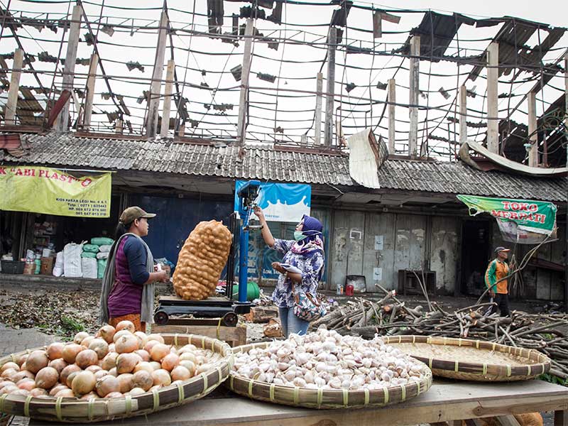  Pedagang dan pembeli beraktivitas jual beli di depan bangunan Pasar Legi, Solo, Jawa Tengah, Senin (5/11/2018). 