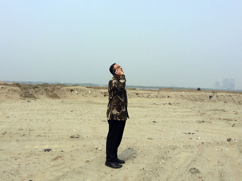 Gubernur DKI Jakarta Anies Baswedan berkomunikasi melalui telepon seluler saat meninjau pulau reklamasi C dan D di Teluk Jakarta, Jakarta, 08/06/2018. Pemprov DKI Jakarta menyegel bangunan yang telah berdiri di pulau D, serta menutup kedua pulau tersebut d