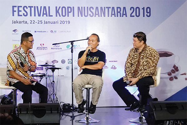 Pemilik Kopi Papaku Manggarai dan founder Kopi Tanah Air Mikhael Rudy (kanan) serta pemilik Kopi Kawi Mengani Bali, Hendarto Setyobudi (tengah), menjadi pembicara dalam talkshow bertema Kopi ndeso go to global yang dipandu wartawan senior Media Indonesia T