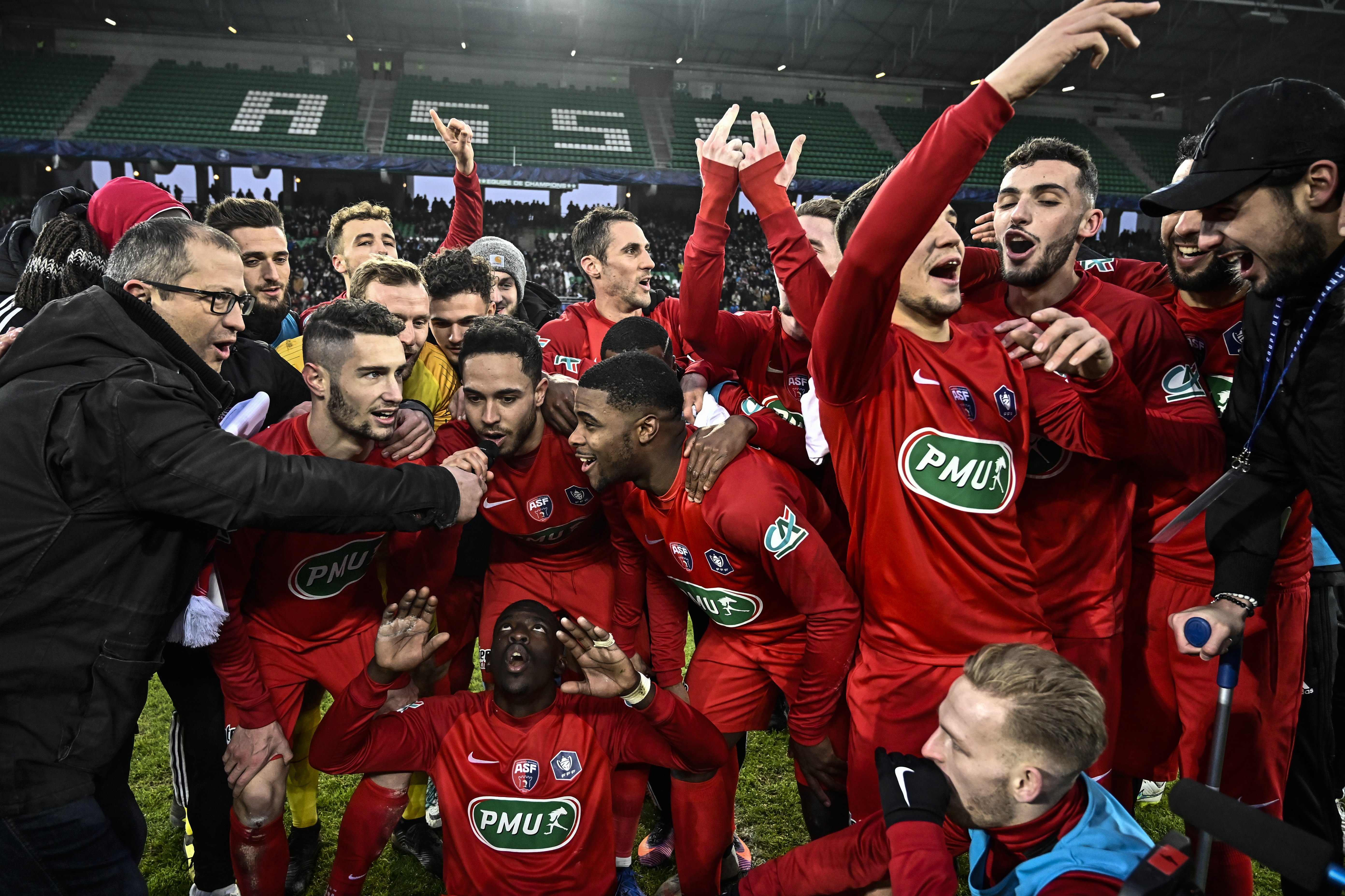 Para pemain Andrezieux merayakan keberhasilan mereka mengalahkan Marseille.