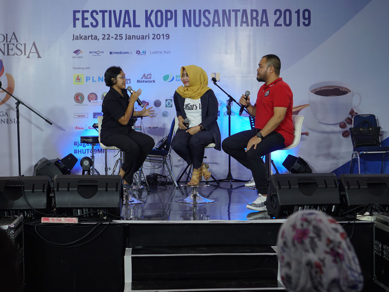MUDA: Founder & Director of What’s Up Ayu Zulia Shafi ra (tengah) dan Direktur Utama Bara Performa Indonesia Fajar Prabowo (kanan) saat menjadi narasumber di acara talk show bertajuk Ide Gila Pengusaha Muda di Gedung Media Group, Kedoya, Jakarta, Rabu (23/