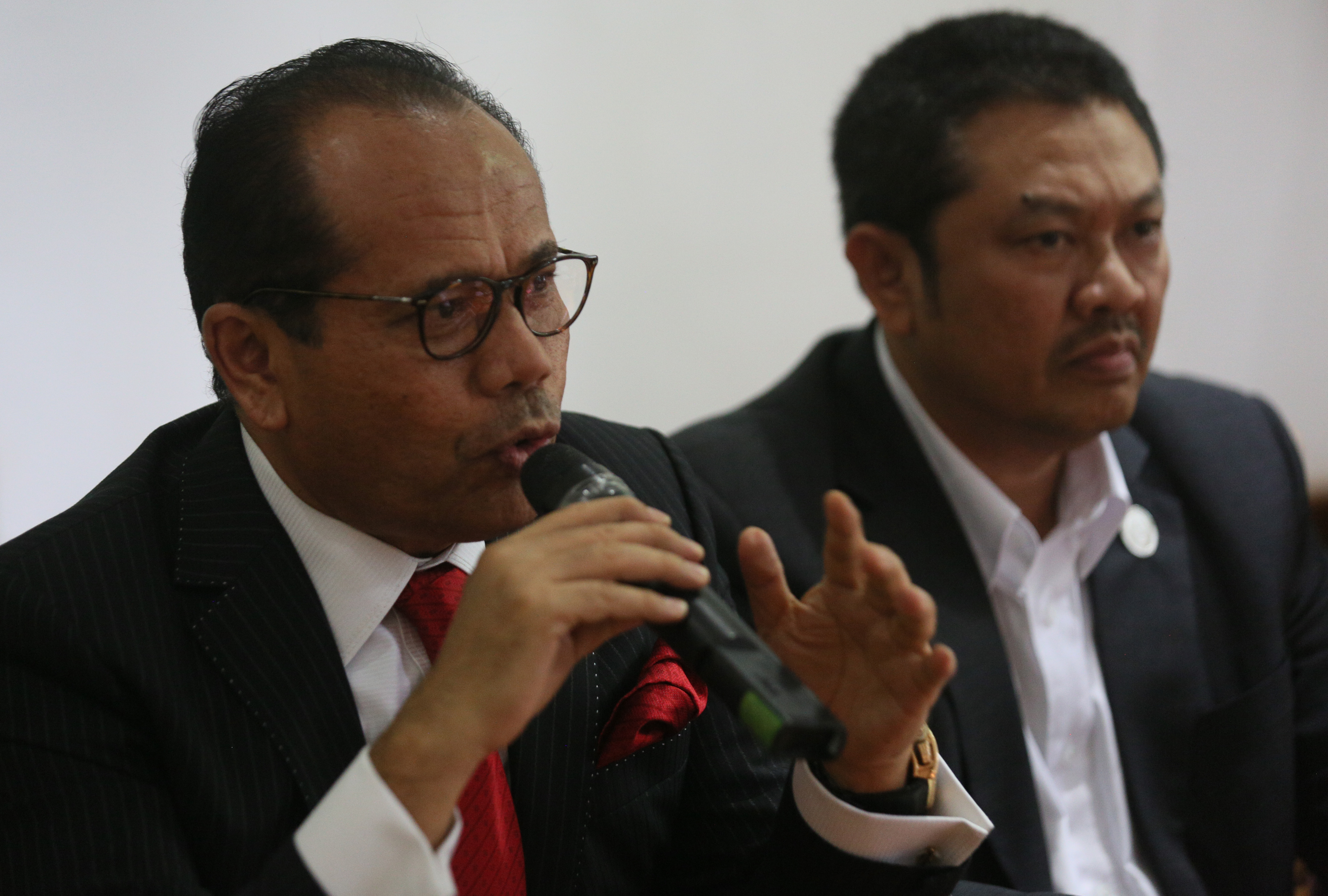 Dewan Pimpinan Nasional Perhimpunan Advokat Indonesia (DPN PERADI) Juniver Girsang (kiri), dan Presiden Kongres Advokat Indonesia (KAI) KAI Tjoejoe Sandjaja Hernanto saat deklarasi Organisasi Advokat Indonesia di Jakarta